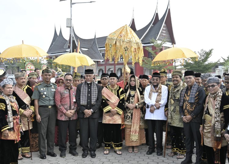 Gubernur Riau, Dianugerahi Gelar Rajo Nan Sati Alam Batuah oleh Suku Chaniago