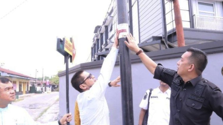 Kasatpol PP Pekanbaru Mengultimatum Provider Agar Segera Cabut Tiang Fiber Optik Ilegal 