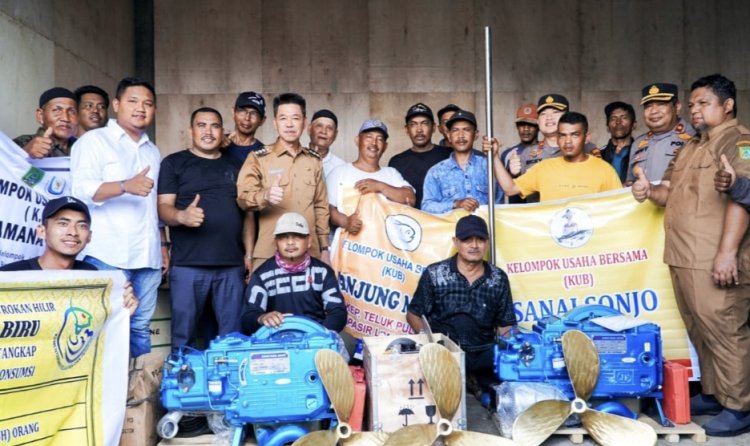 Bupati Rohil Serahkan Bantuan Mesin Bot, Guna Meningkatkan Ekonomi Nelayan