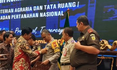 Kapolda Malut Irjen Pol. Midi Siswoko, S.I.K. Menerima Penghargaan Dan Penyematan Pin Emas Dari Menteri ATN  atau BPN