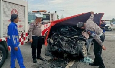 Tabrakan Maut  Libatkan Mobil Mobilio dan Truk di Tol Pekanbaru-Dumai