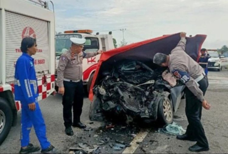 Tabrakan Maut  Libatkan Mobil Mobilio dan Truk di Tol Pekanbaru-Dumai