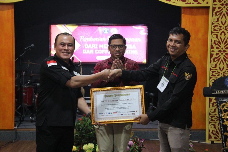 Coffe Morning dan Penyerahan Penghargaan Kepada Kalapas Pekanbaru Dorong Sinergi Media