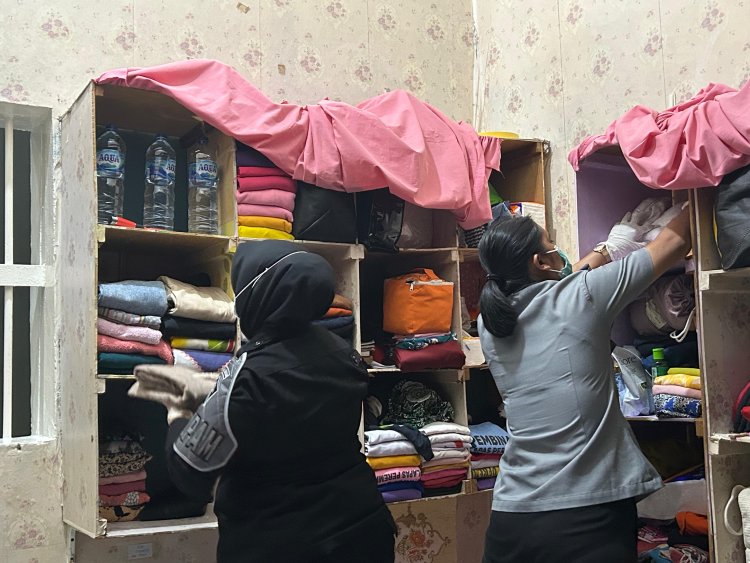 Pastikan Laperru Bersih dan Aman, Kalapas Lakukan Geledah Blok Hunian