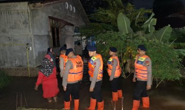 Brimob Polda Riau Sigap Tangani Banjir Kota Pekanbaru