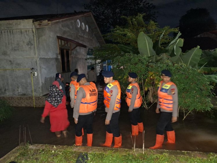 Brimob Polda Riau Sigap Tangani Banjir Kota Pekanbaru