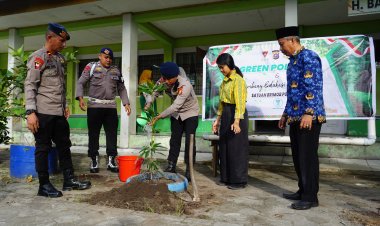 Gegana Satuan Brimob Polda Riau Laksanakan Green Policing dan Sambang Edukasi ke Sekolah