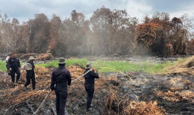 Dansat Brimob Polda Riau : Kesigapan dan Solidaritas Brimob Polda Riau Respon Cepat Padamkan Api