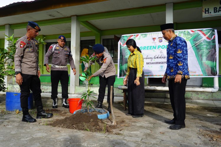 Gegana Satuan Brimob Polda Riau Laksanakan Green Policing dan Sambang Edukasi ke Sekolah