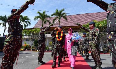 Dansat Brimob Riau Pimpin Pelepasan Purnabakti 4 Personel Terbaik