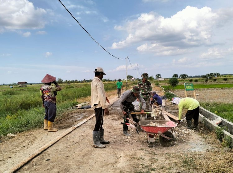 Gotong Royong di Jalan SK 7: TMMD 125 Kodim 0321/Rohil Wujudkan Akses Ketahanan Pangan di Rokan Baru Pesisir