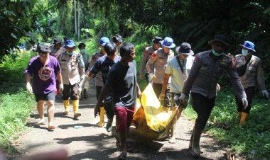 Duka di Tengah Banjir: Brimob Riau Evakuasi Korban Lansia di Kampung Kunyik