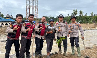 Dansat Brimob Polda Riau Tanam Pohon di Agam: Wujud Nyata Green Policing Pasca Banjir Bandang