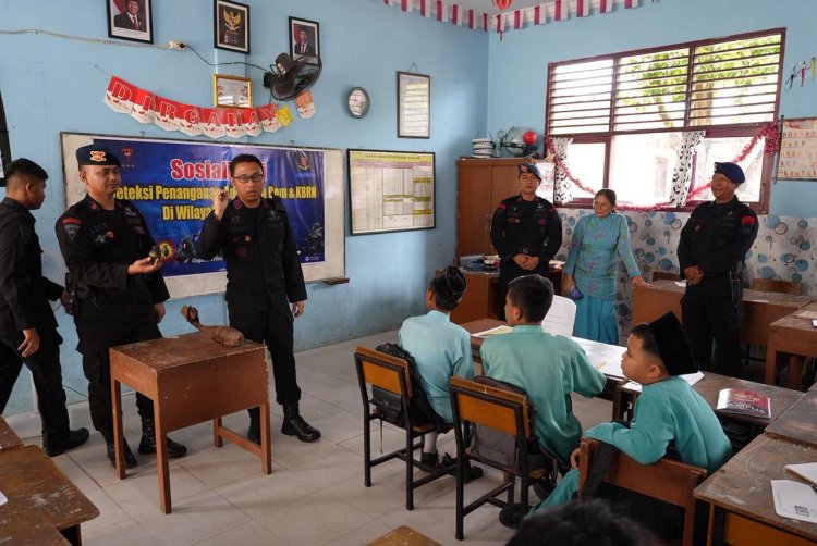 Gegana Brimob Riau Edukasi Keamanan Sejak Dini kepada Pelajar SDN 99 Pekanbaru