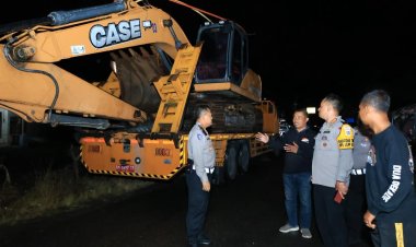 Dansat Brimob dan Ditlantas Polda Riau Antar Langsung 3 Alat Berat ke Lokasi Banjir Agam