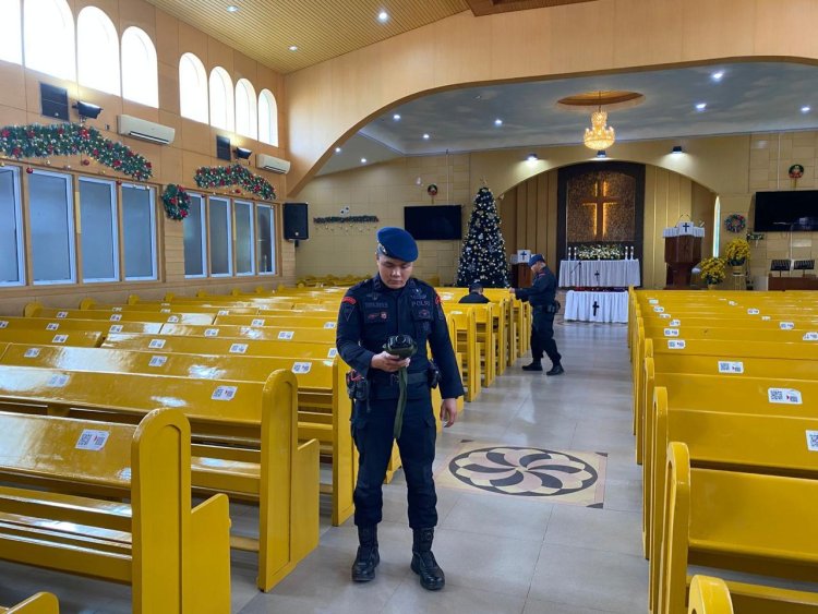 Sambut Natal 2025, Brimob Polda Riau Lakukan Sterilisasi Gereja di Pekanbaru